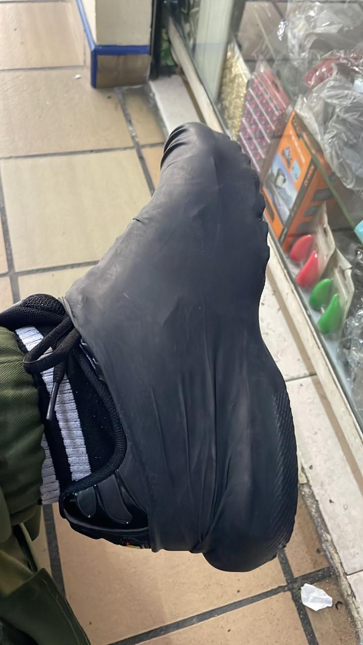 Zapatos de látex para protección  de agua